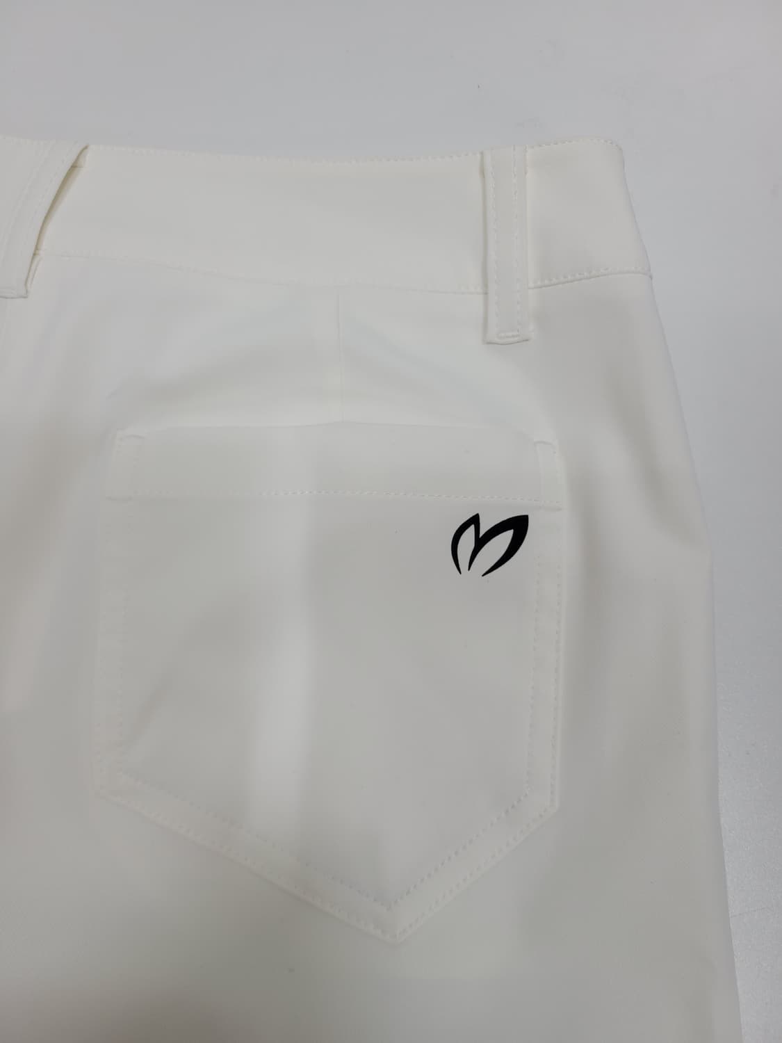 마스터바니에디션 골프 숏팬츠 / 여 0 (63-88) 화이트
 상품이미지5