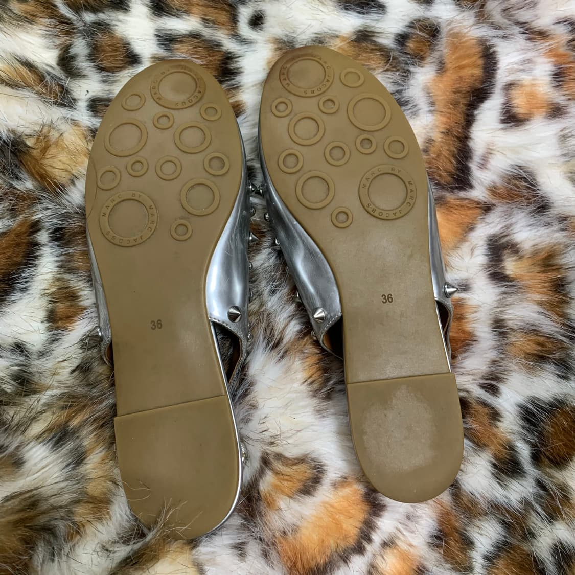 Marc By Marc jacobs은색 스터드 플랫슈즈 상품이미지5