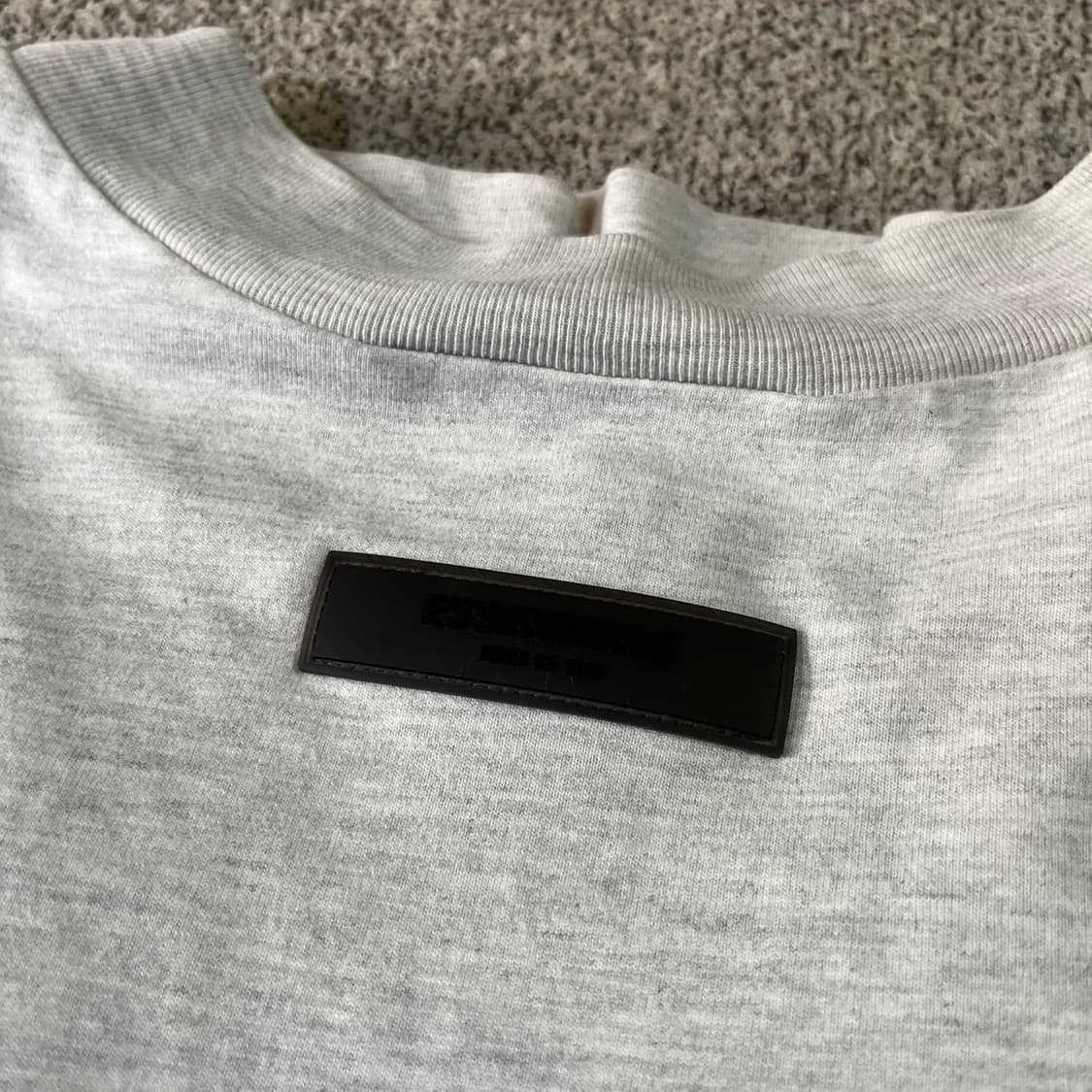 에센셜 빅로고 반팔 티셔츠 상품이미지4