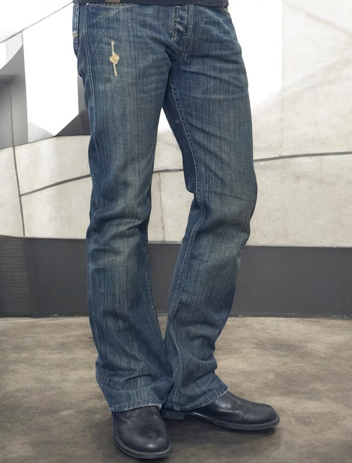 디젤 자티니 플레어 스크래치 워싱 세미 부츠컷 데님팬츠 상품이미지1