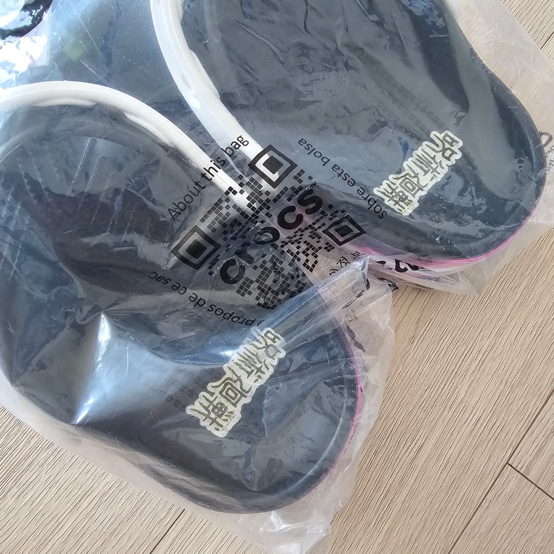 240 새제품) 크록스 주술회전 클래식 클로그 블랙 208874-001 상품이미지4