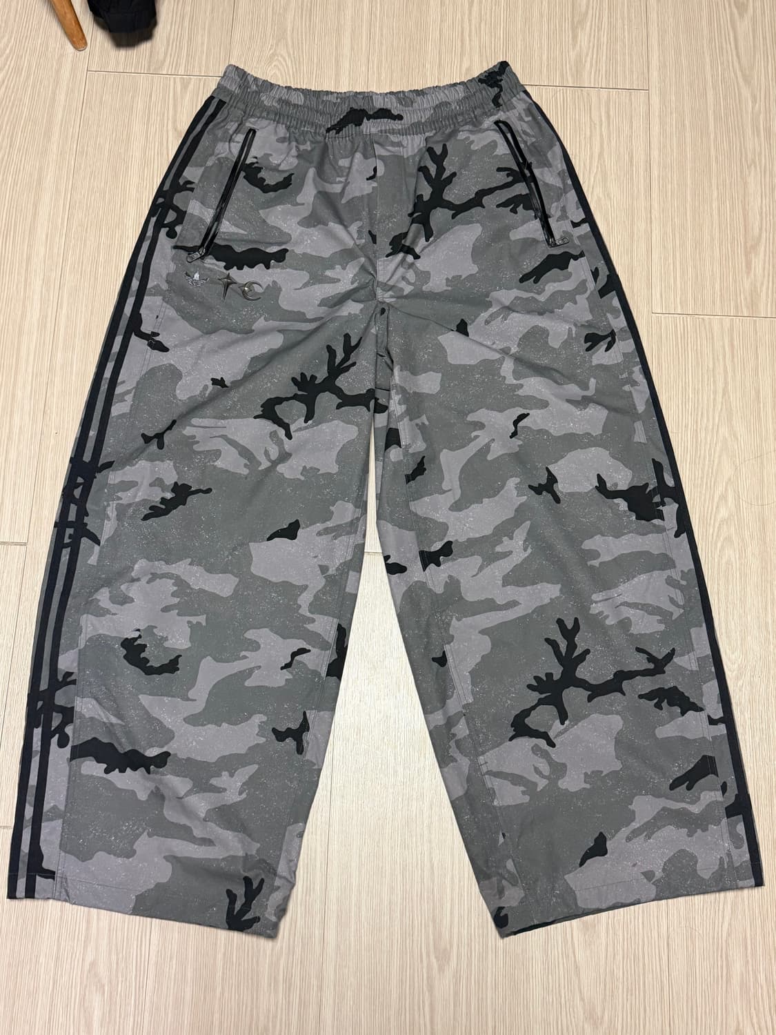 아디다스 x 떠그클럽 트랙팬츠 크림화이트 L사이즈 상품이미지1