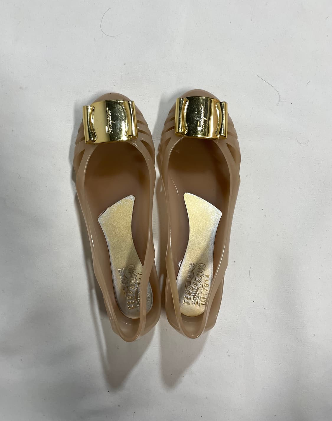 페라가모 골드 플레이트 젤리슈즈 상품이미지1