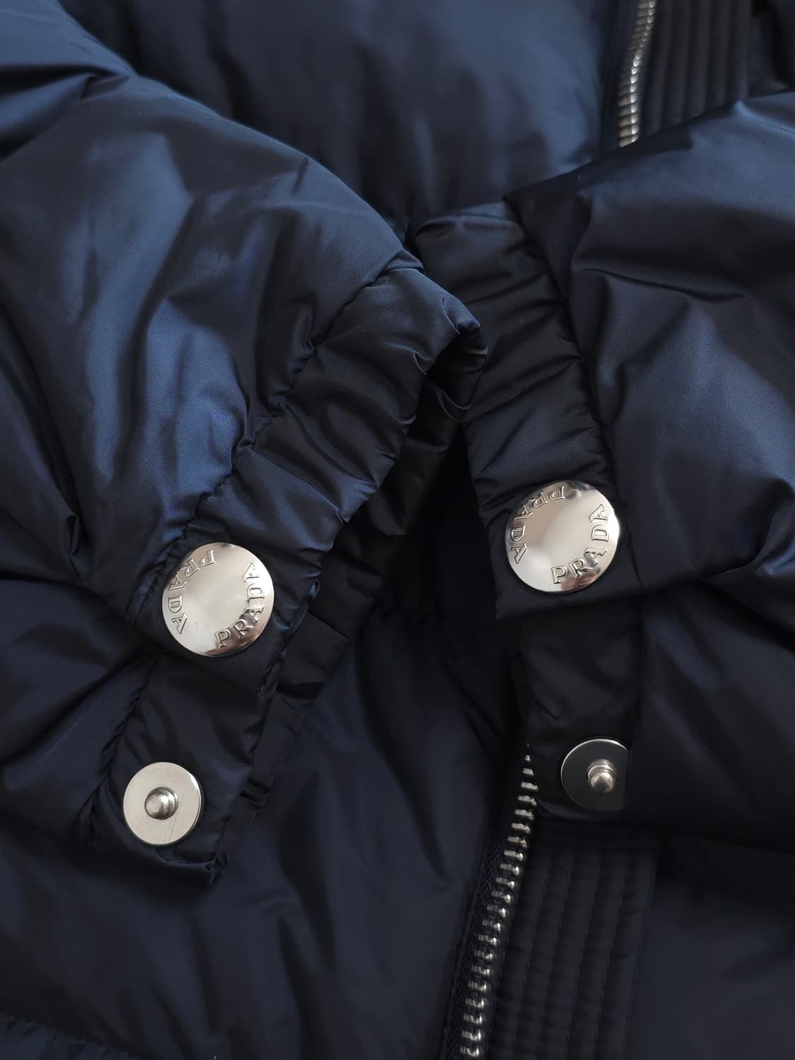 [52] 프라다 리나일론 숏패딩 다크 네이비(SGB112) 상품이미지4