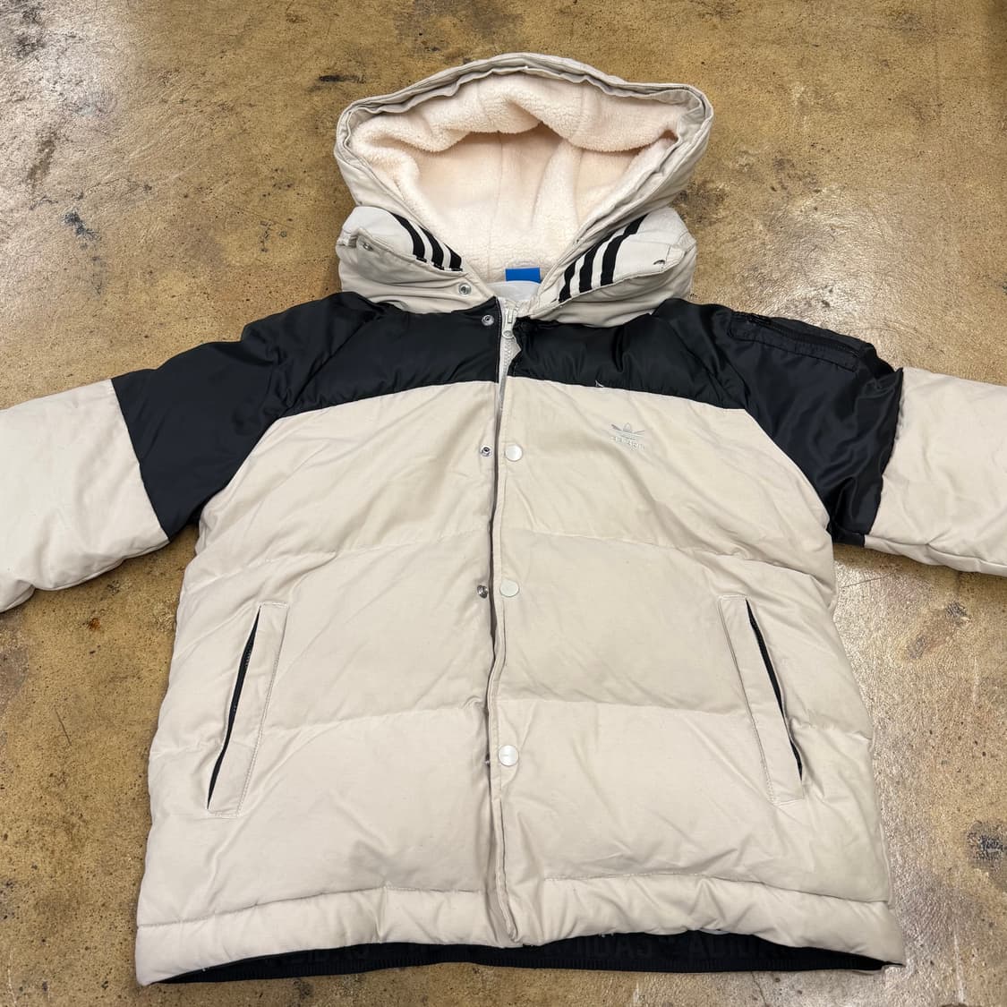 아디다스 흰검 크림 패딩 90 상품이미지3