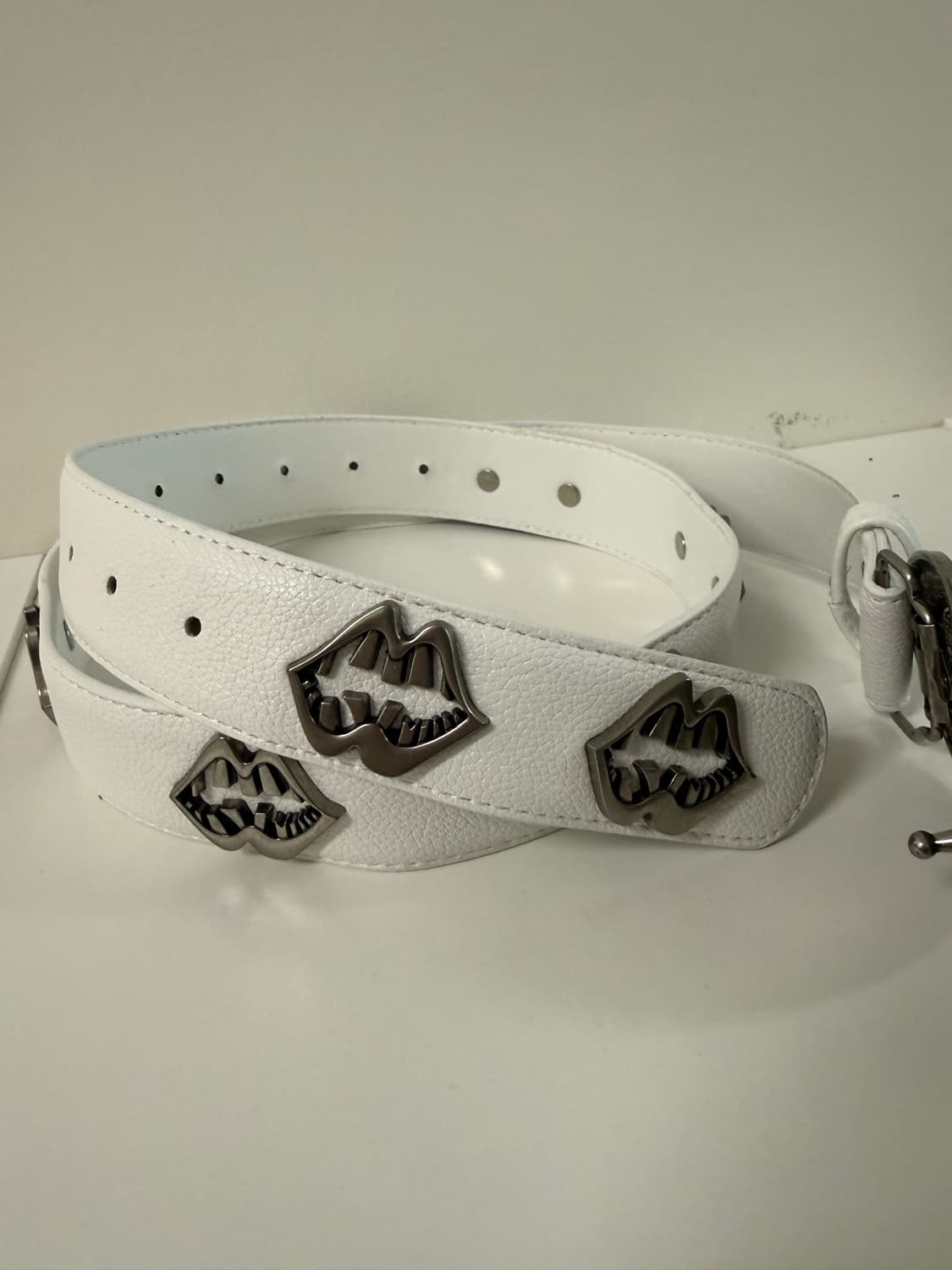 B.access vintage leather logo lips belt  상품이미지4