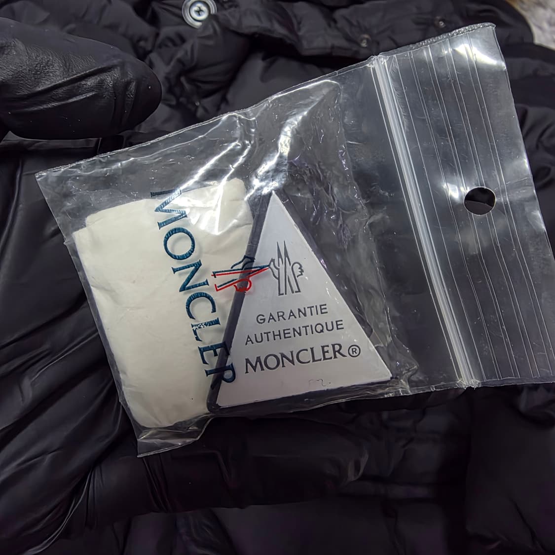 {클로젯}[3][여분단추,삼각택 구성]몽클레어 클루니 롱 다운 패딩 자켓 상품이미지9