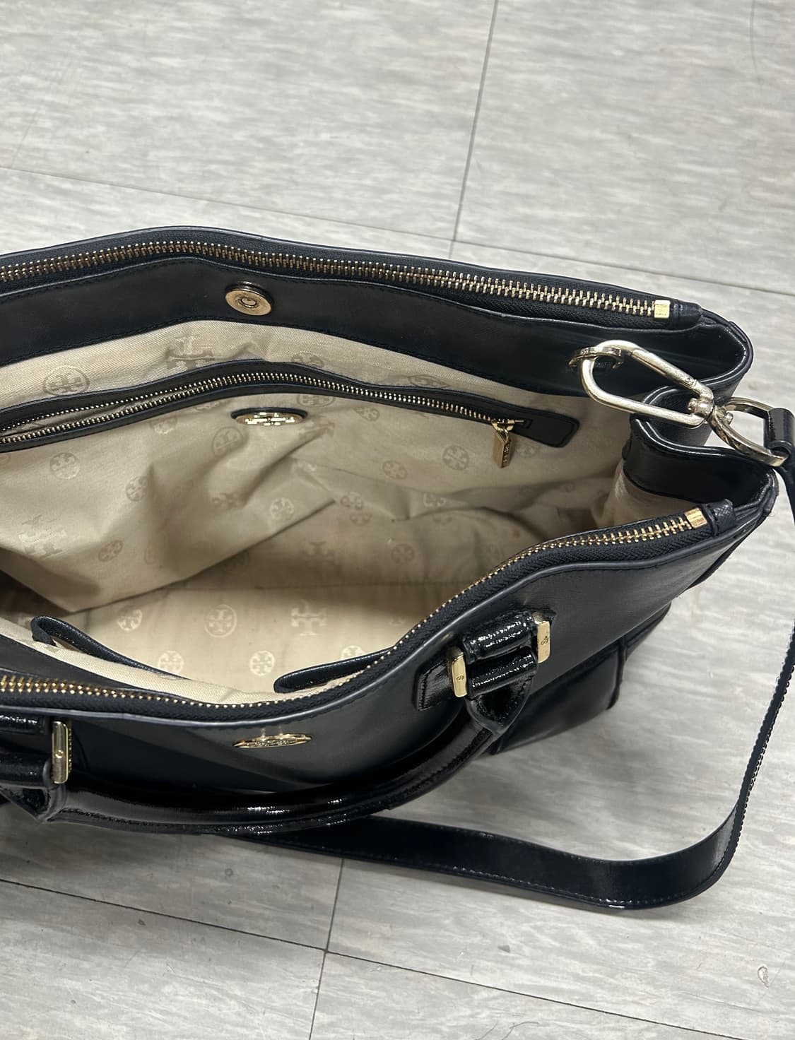 토리버치 블랙 가죽 토트백 상품이미지7