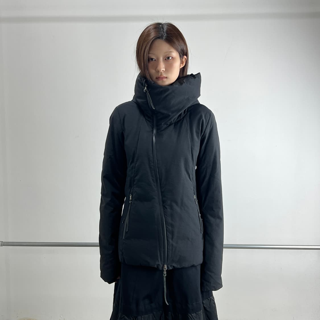 The Viridi Anne 비대칭 하이넥 후드 다운 자켓 상품이미지1