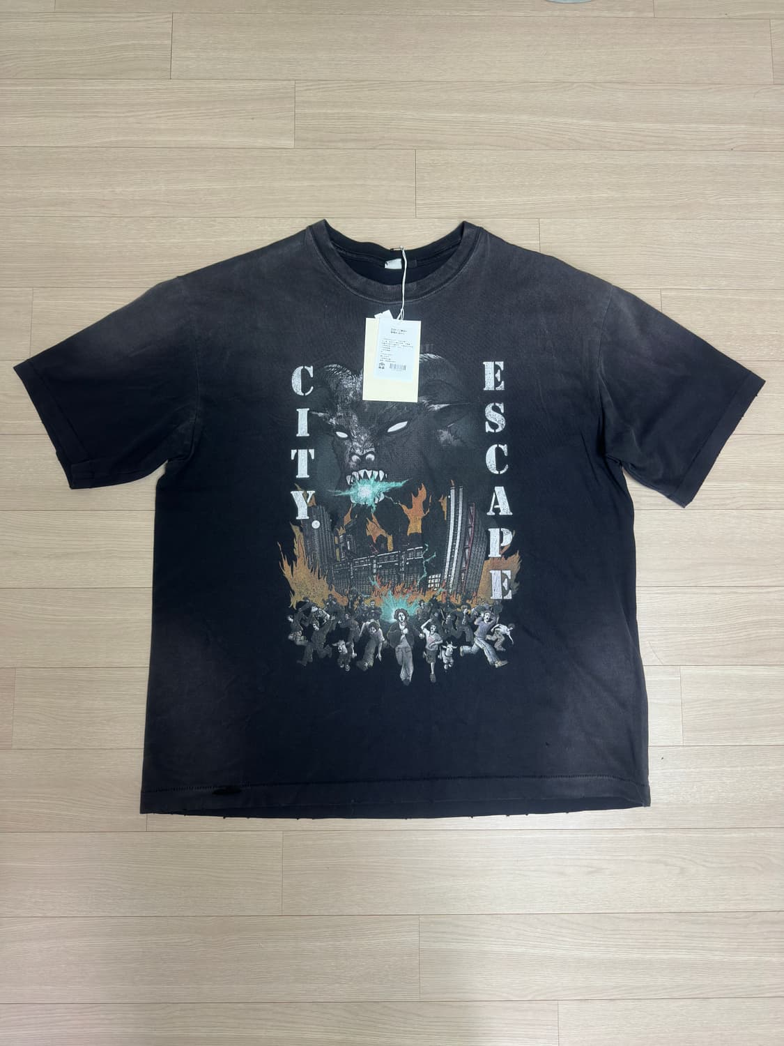 (3)(초판) 폴리테루 수베니어 티(더현대 기념티) 블랙 상품이미지1