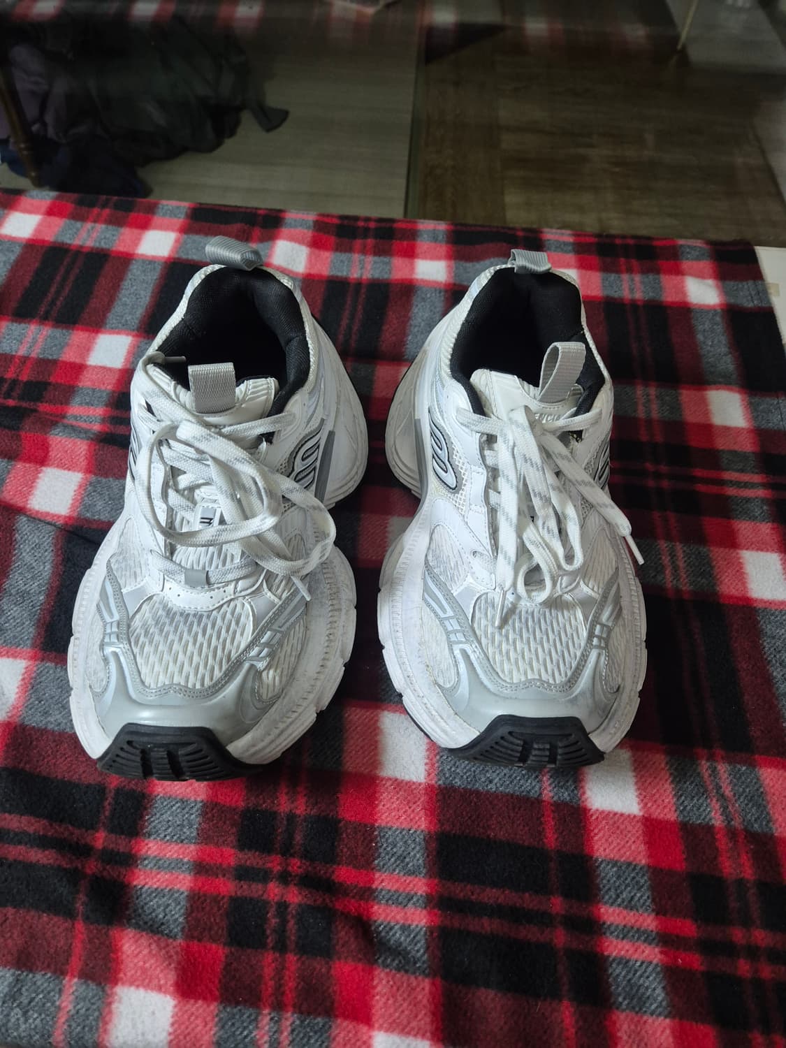 발렌시아가 10XL 화이트 43사이즈 팝니다 상품이미지2