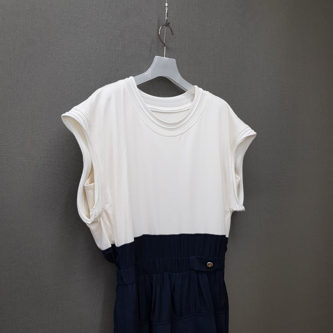 한섬 시스템 2023 투톤 배색 셔링 원피스 88-98-165 상품이미지7