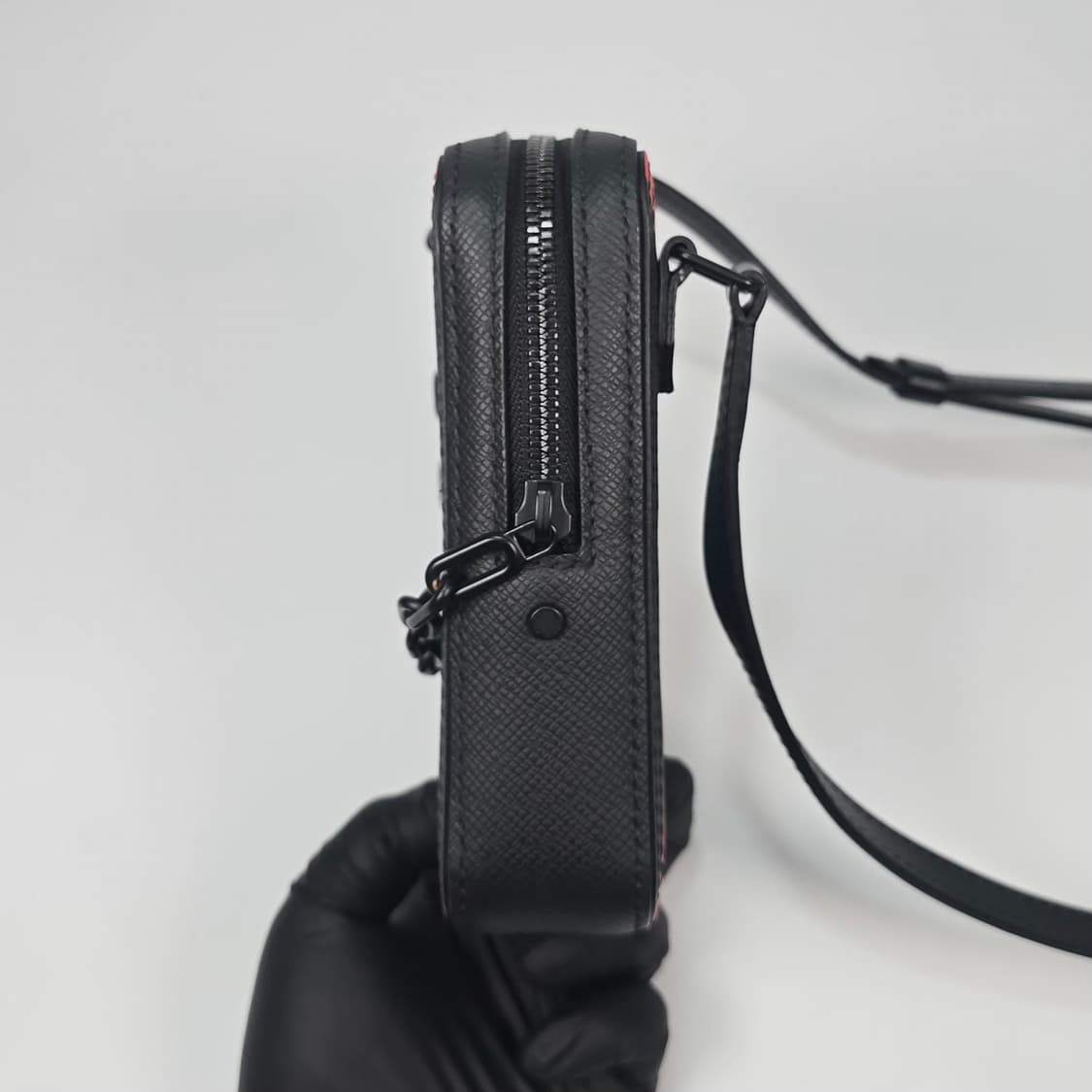 루이비통 타이가 레더 레인보우 다뉴브 크로스백 상품이미지4