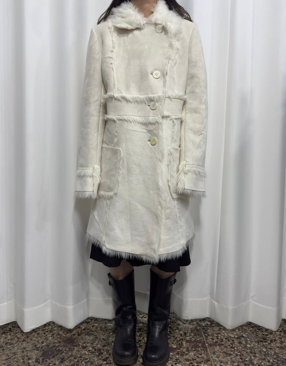 화이트 퍼 디테일 코트 상품이미지1