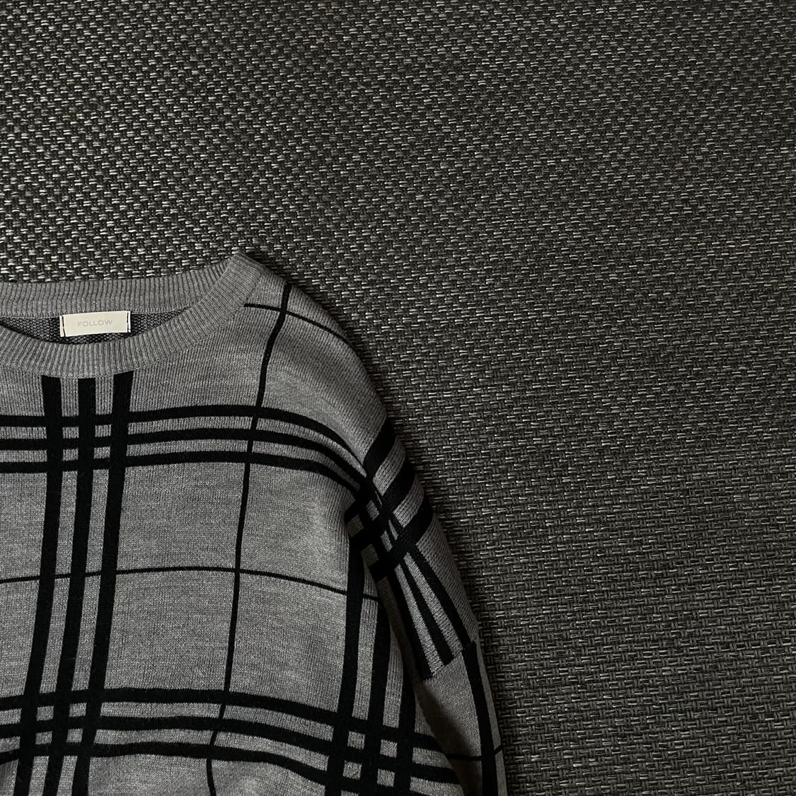 팔로우 그레이 체크 패턴 라운드넥 긴팔 니트 상품이미지3