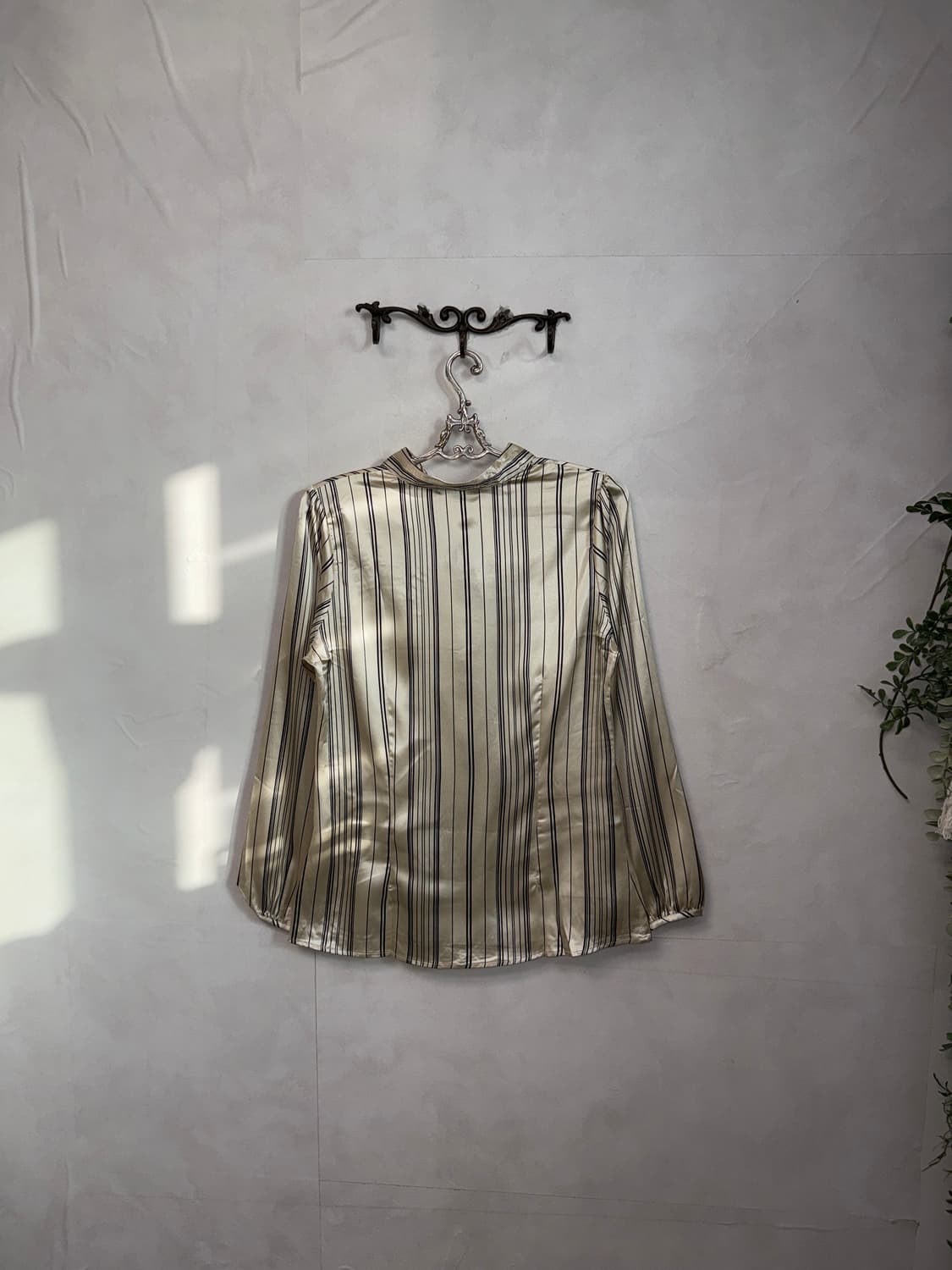 White gold satin stripe pleated blouse  상품이미지4