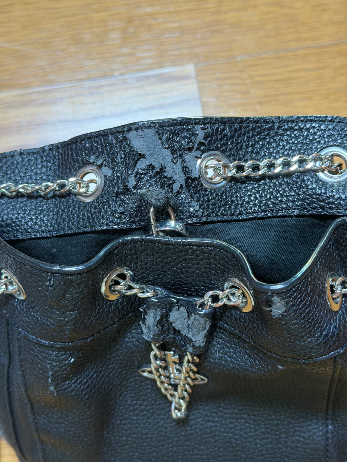 비비안웨스트우드 크리시 스몰 버킷백 블랙 상품이미지6