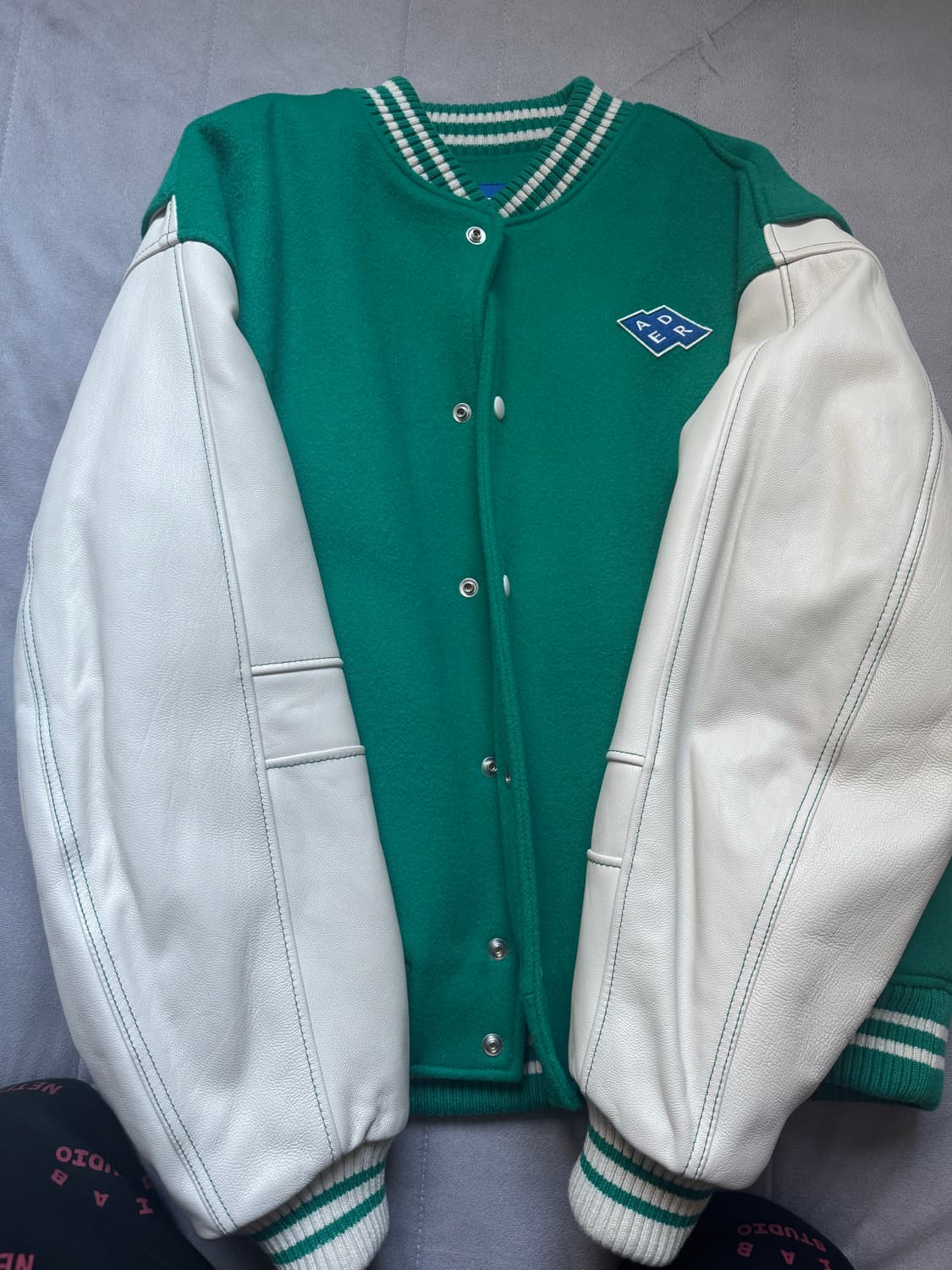 아더에러 오리진 7주년 바시티 a2 팝니다! 상품이미지4