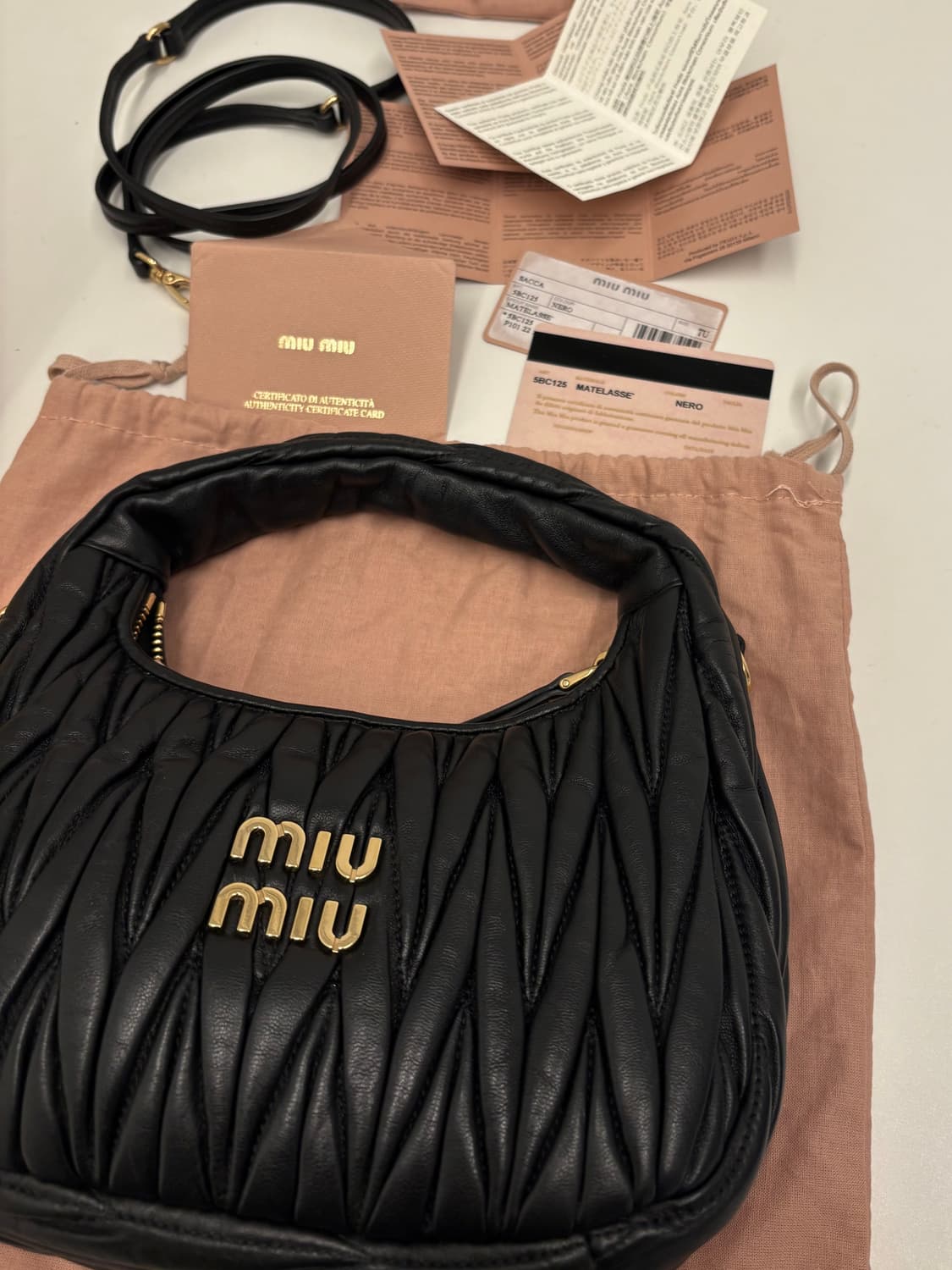 미우미우 완더 스몰 레더 호보백 상품이미지1