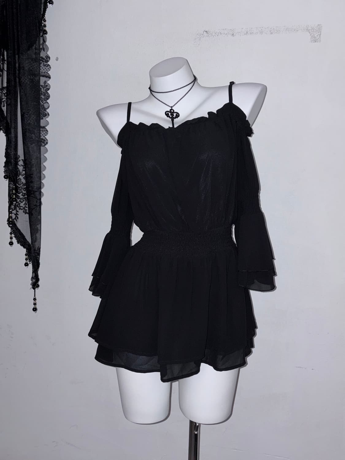 실루엣 💯) 오프숄더 플레어 소매 탑 블랙페미닌 데일리고딕  상품이미지3