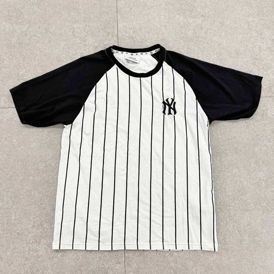MLB 뉴욕양키즈 스트라이프 반팔 티셔츠 (화이트/블랙) 상품이미지3
