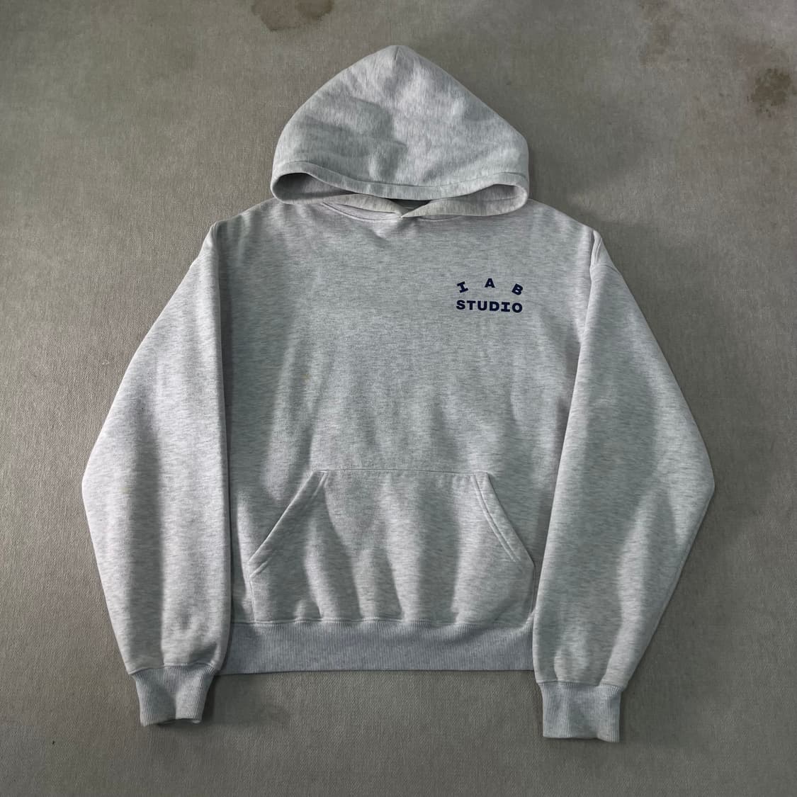 100 아이앱 스튜디오 라이트 그레이 후드티 상품이미지2