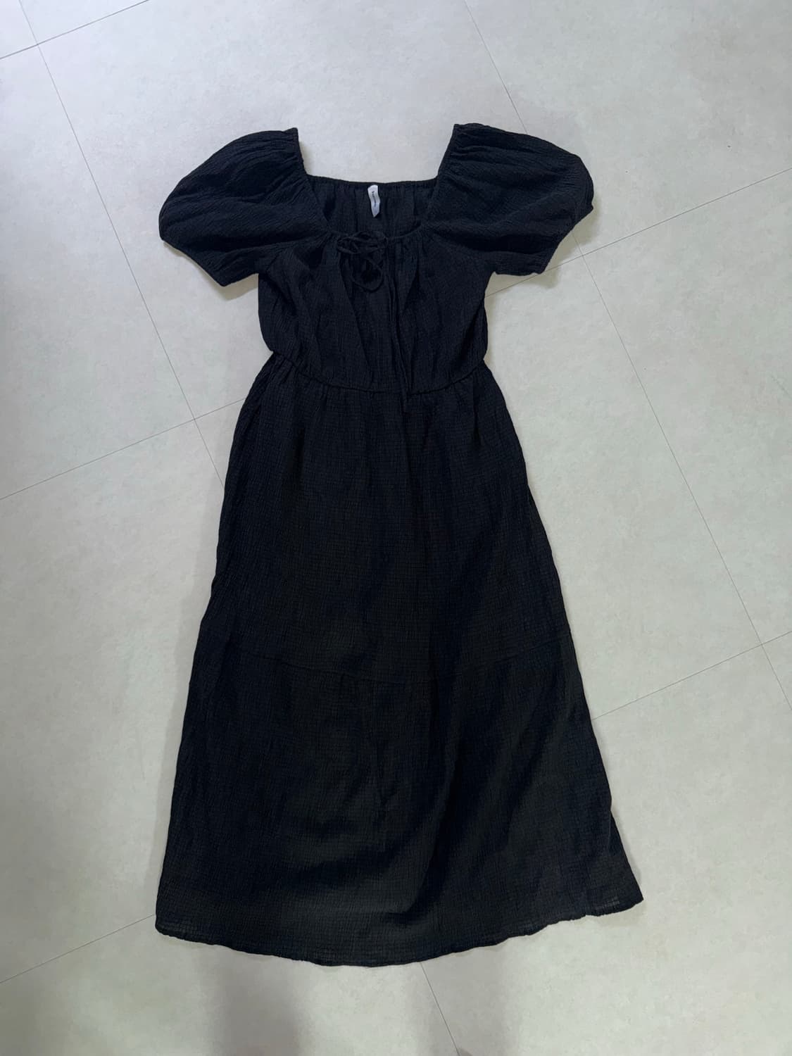 에잇세컨즈 블랙 롱 원피스 퍼프 소매 셔링 상품이미지1