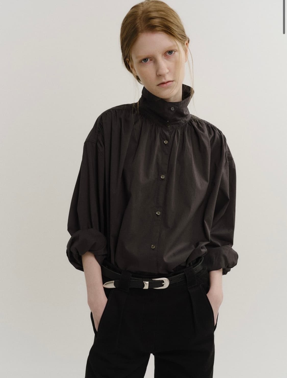 블로어 버튼 업 카라 셔링 블라우스 상품이미지2