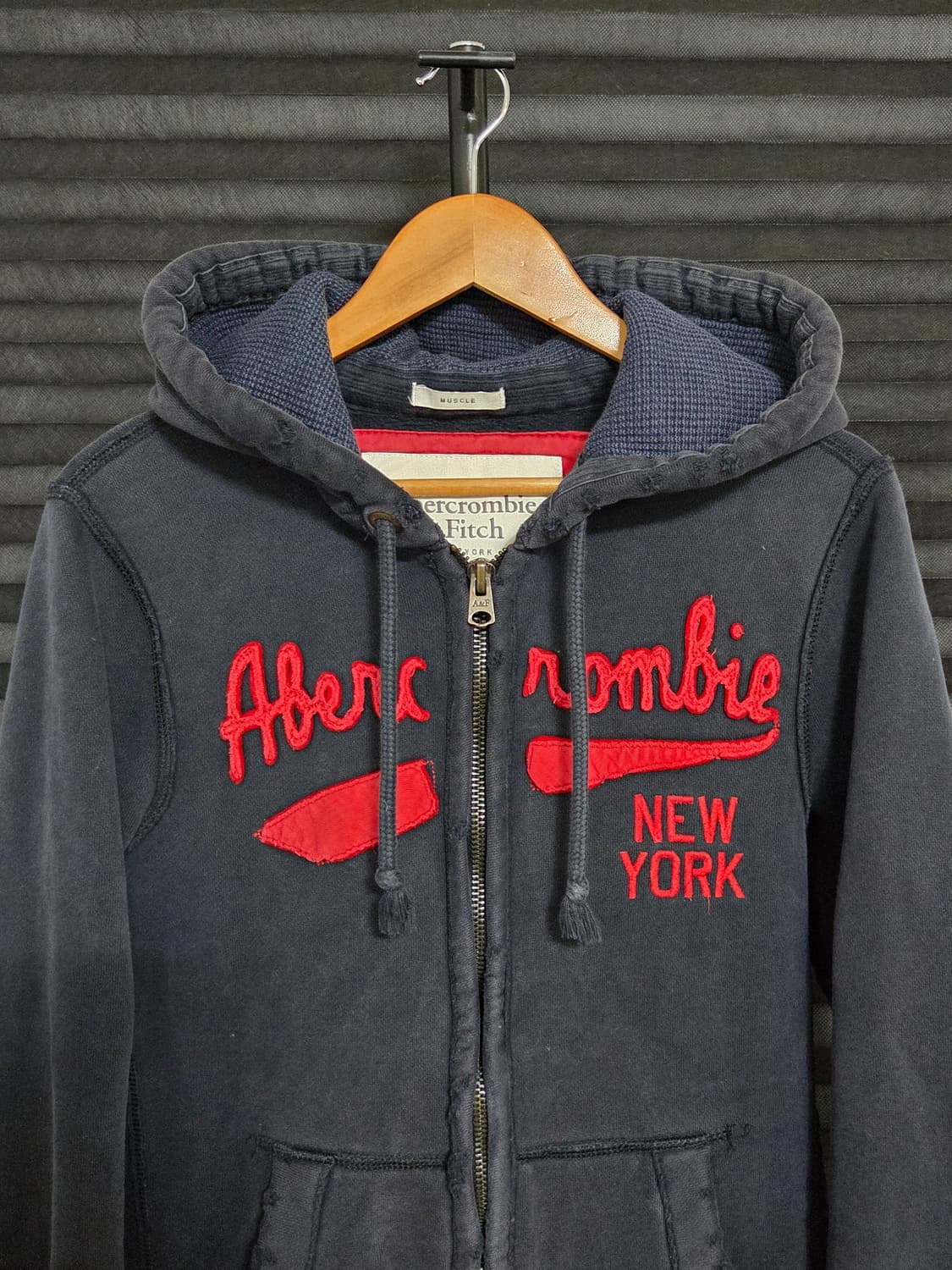 [아베크롬비 앤 피치] 머슬 핏 빅 로고 아플리케 후드집업 | 00126 상품이미지2