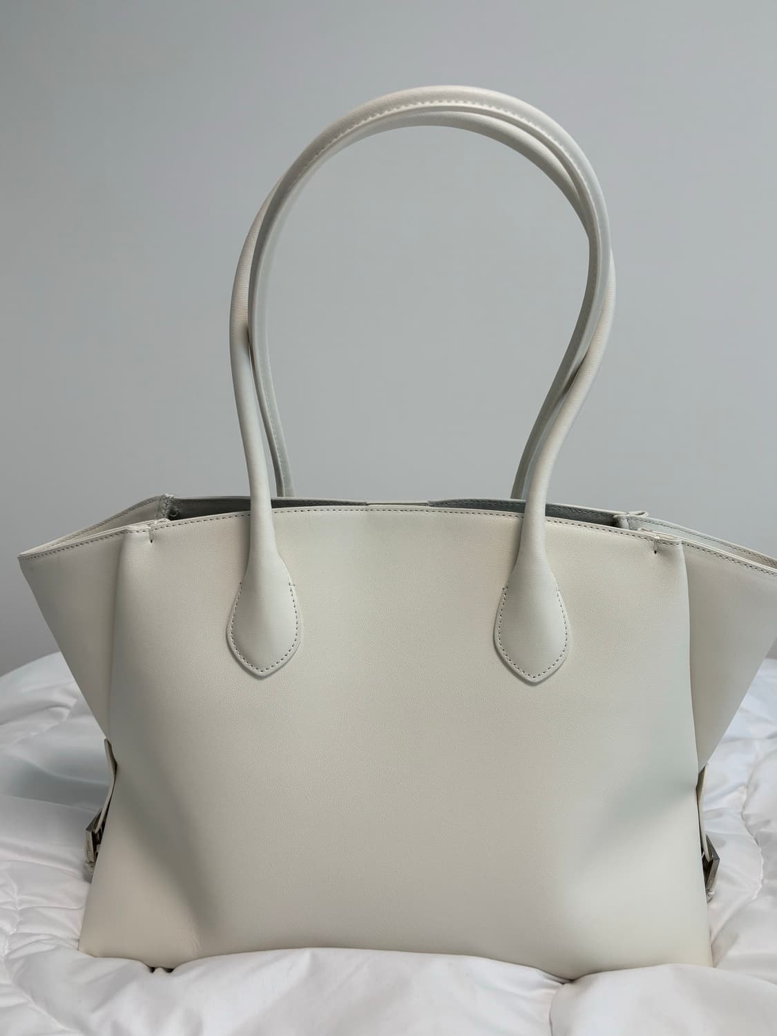 (1회 착용) 사르투 타이 숄더백 화이트 상품이미지4