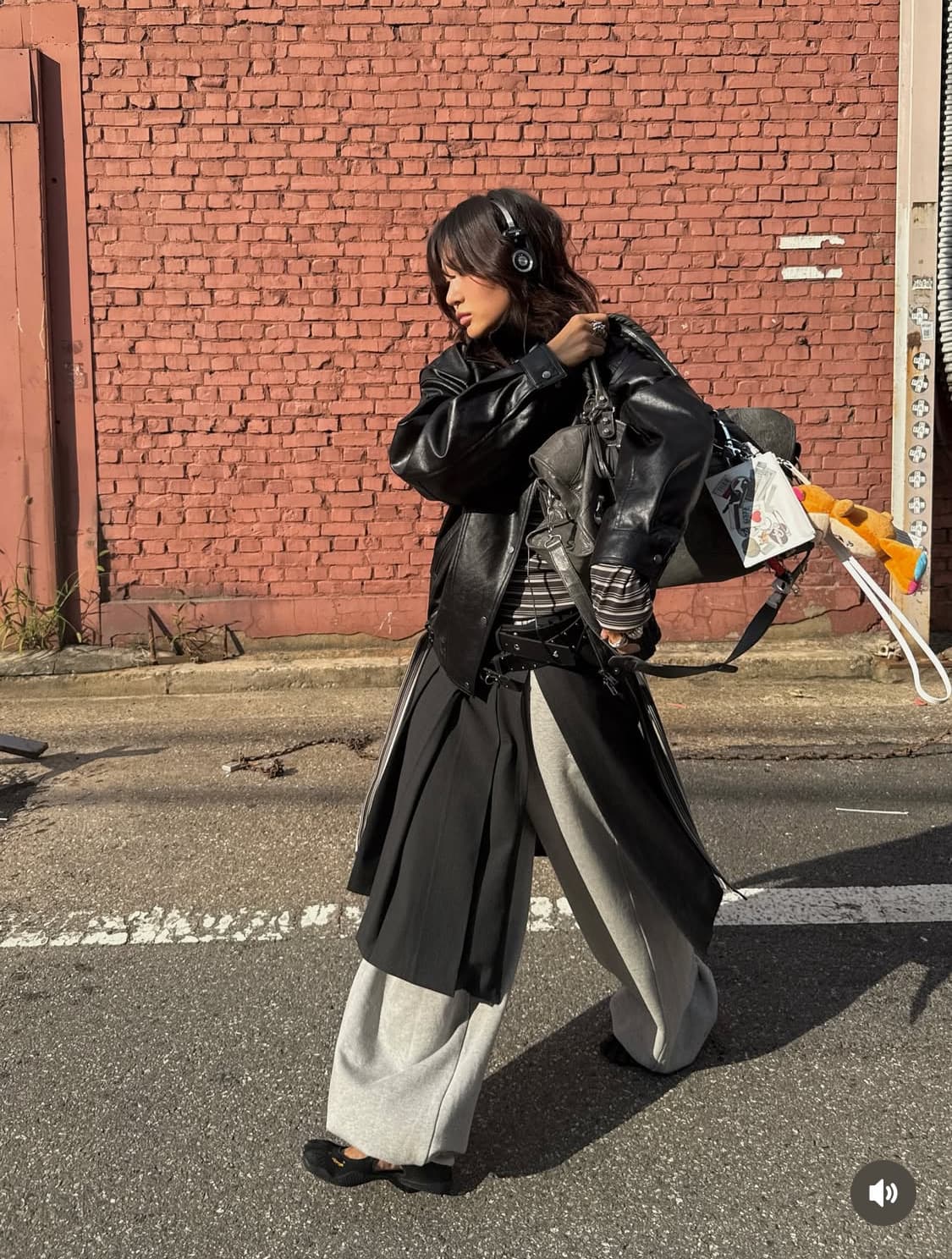 샌드릭 플리츠 랩 미디 스커트 상품이미지1