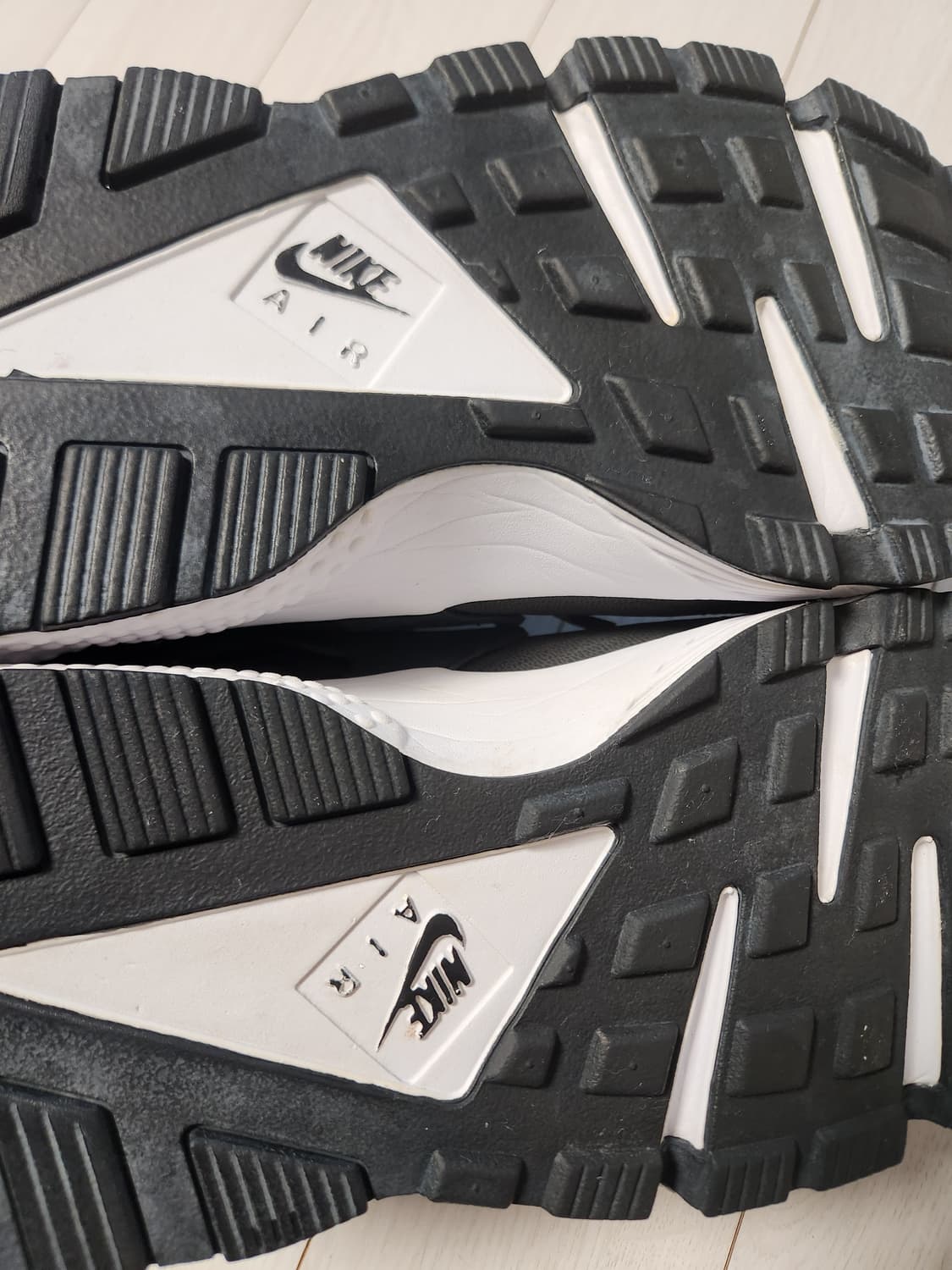 나이키 운동화 허라치 런 634835-006 사이즈280(270-275추 상품이미지8