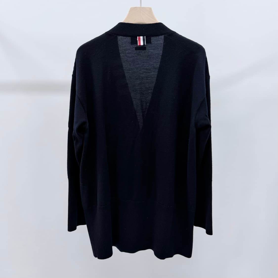 [S+급/00] 톰브라운 사선 브이넥 오버핏 가디건 네이비 상품이미지5