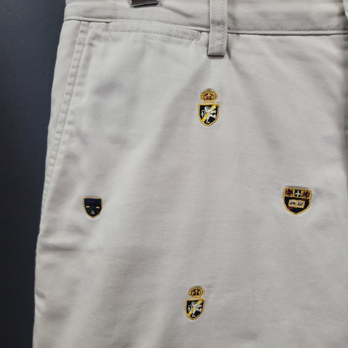 랄프로렌의 크레스트 자수 로고 치노 쇼츠팬츠 상품이미지2