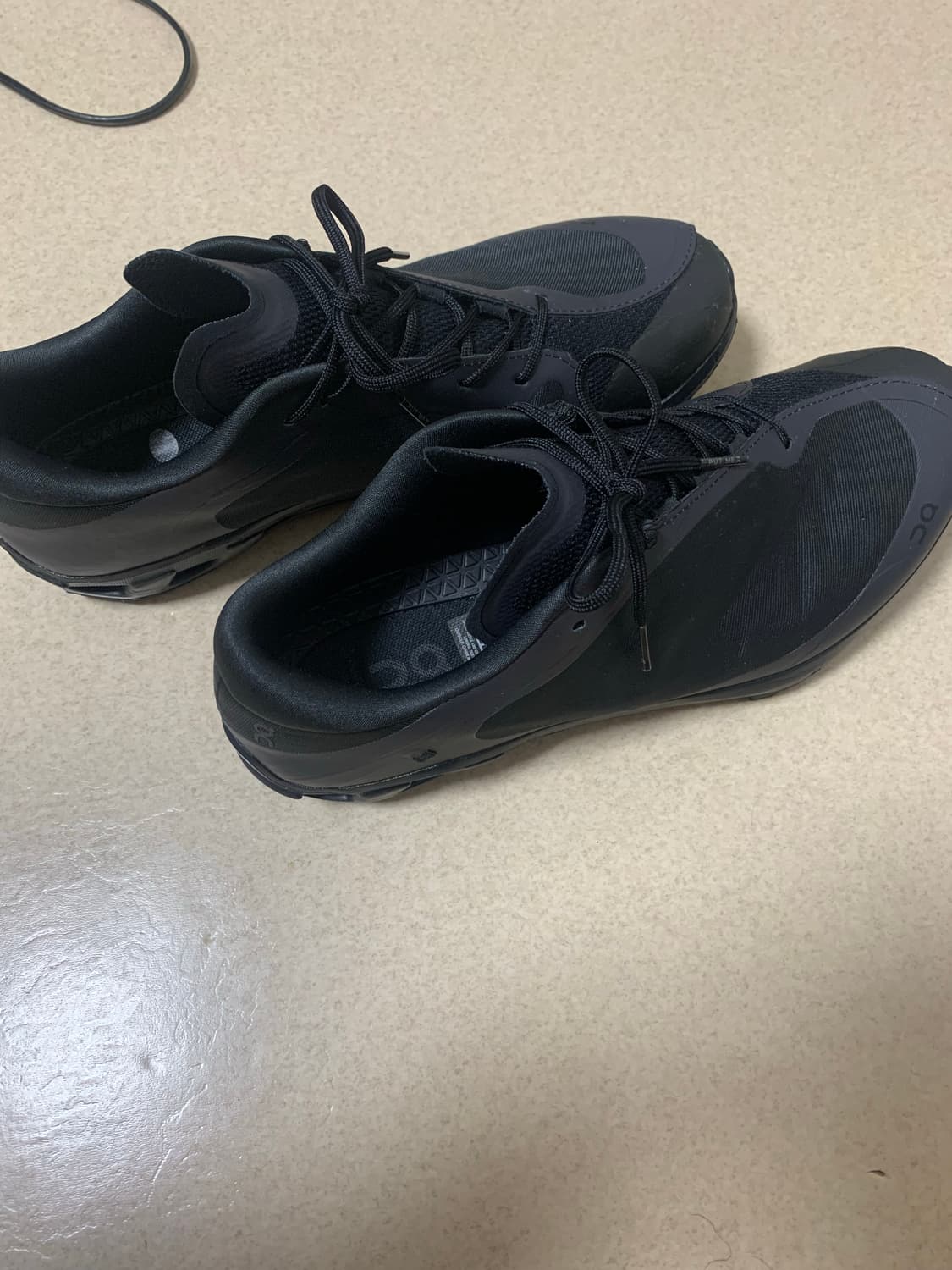 온러닝 x 포스트 아카이브 팩션 올 블랙 상품이미지3