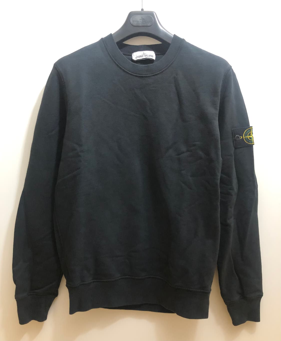 [M] 스톤아일랜드 와펜 패치 기모 맨투맨 블랙 상품이미지1