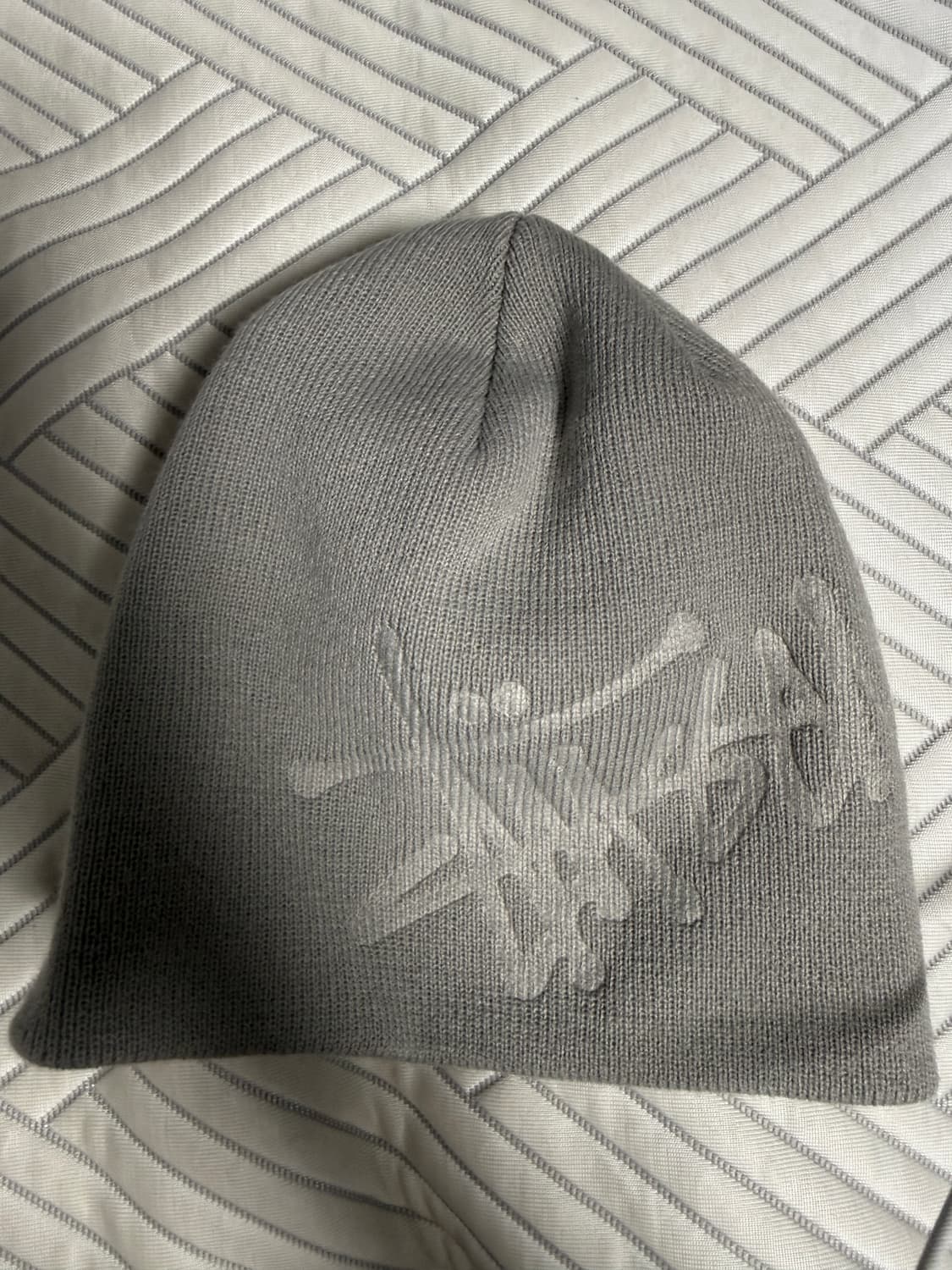 스투시 디보스드 스탁 로고 비니 실버 상품이미지1