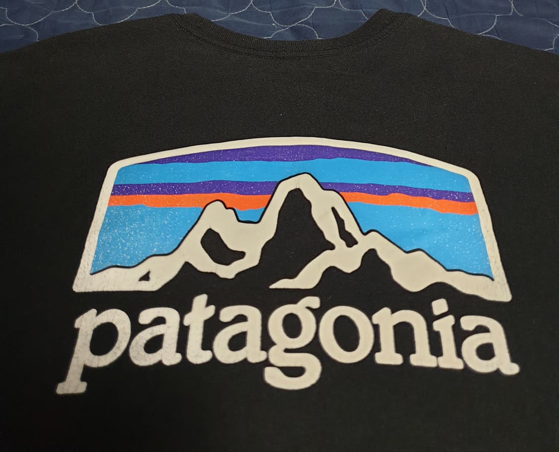 파타고니아 레귤러핏 백프린팅 반팔티 블랙 (L) 상품이미지3