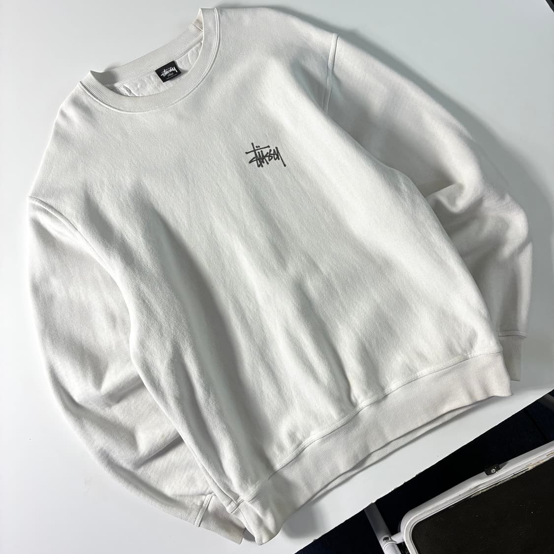 Stussy  스투시 베이직 피그먼트 다이드 화이트 맨투맨  상품이미지3