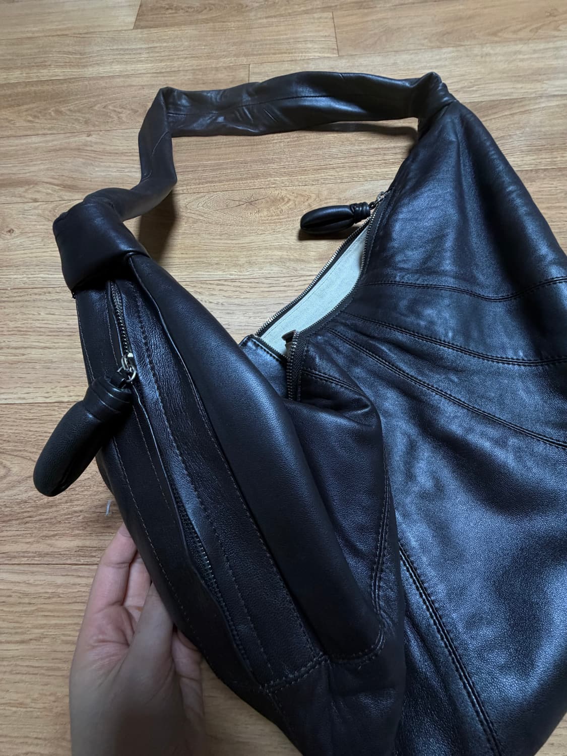 르메르 나파레더 크루아상백 라지 다크초콜릿 상품이미지3