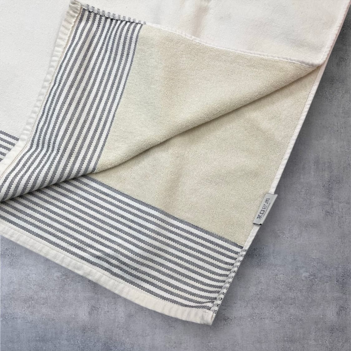 샤넬 CHANEL BEAUTE 아이보리 엠보 로고 비치타월 상품이미지4