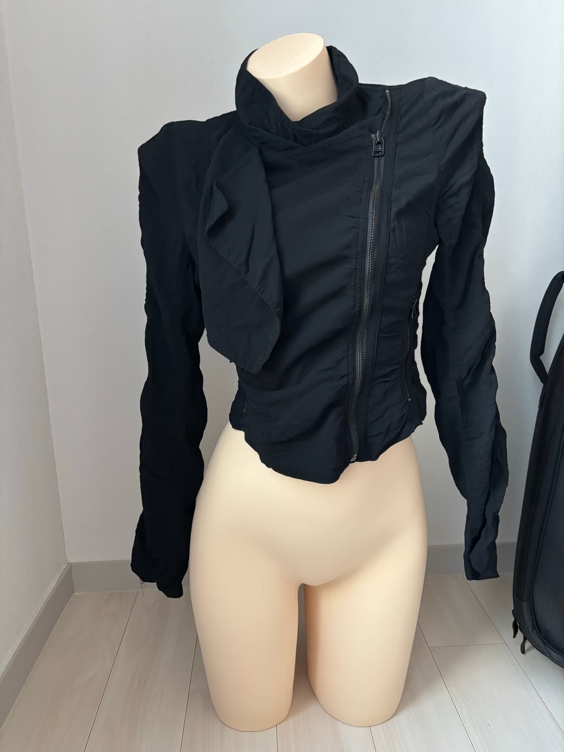 공겜여주깔 셔링 딱붙 검정 아우터 상품이미지2