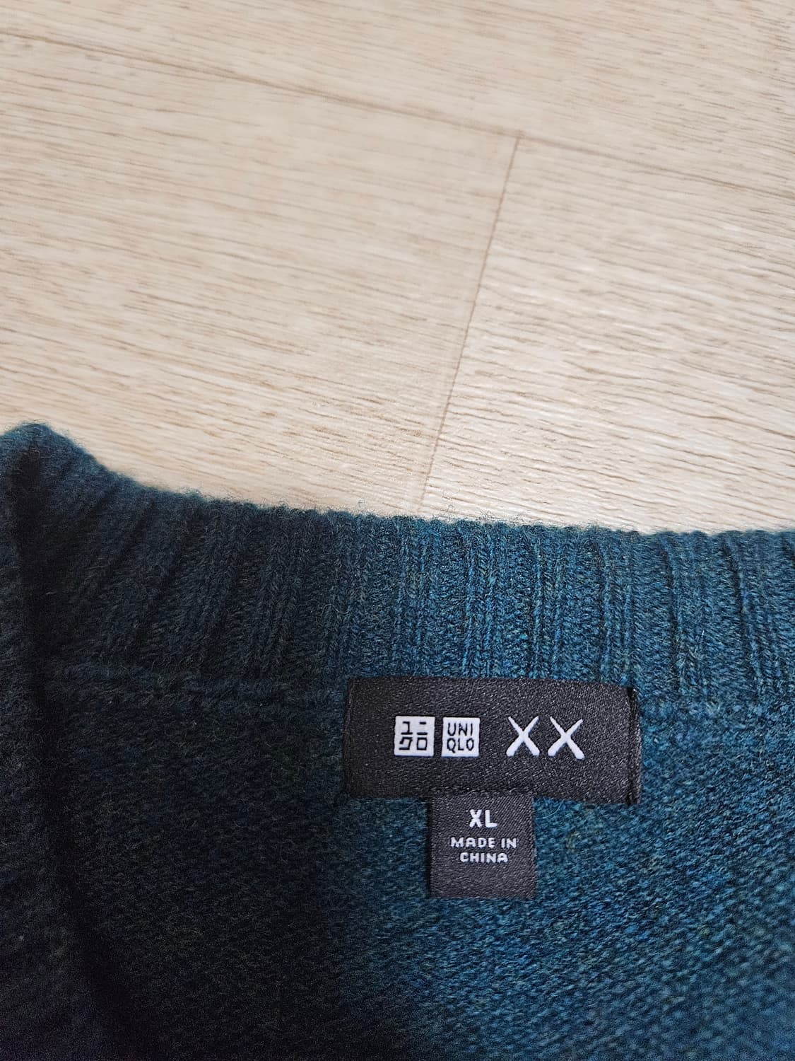 [새상품] 유니클로 KAWS 램스울 크루넥 스웨터 상품이미지4