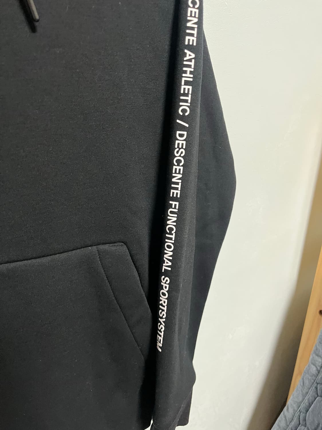 데상트 블랙 기모 후드티 상품이미지3