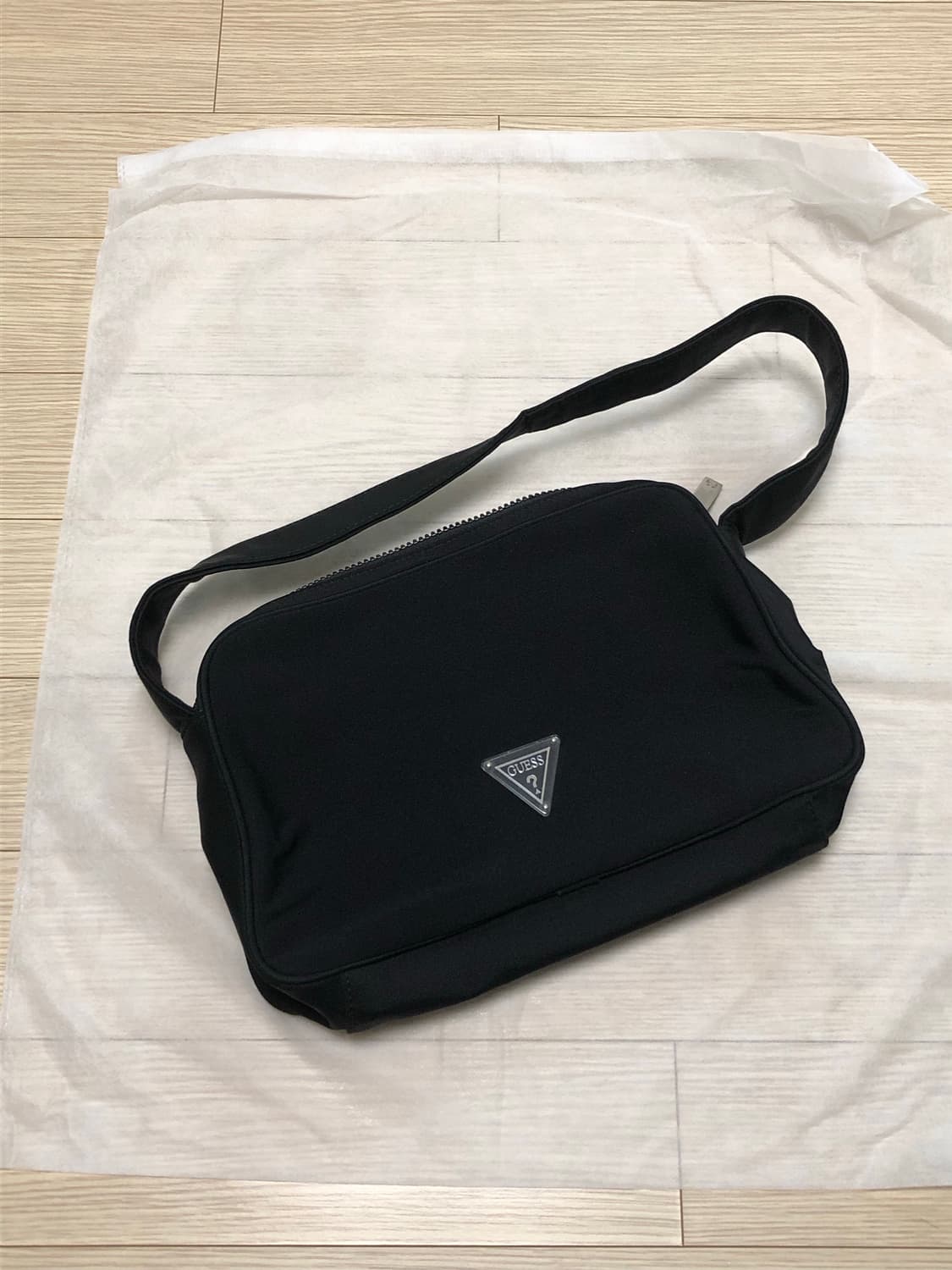 게스 검정 네오프렌 사각 숄더백 핸드백 상품이미지1