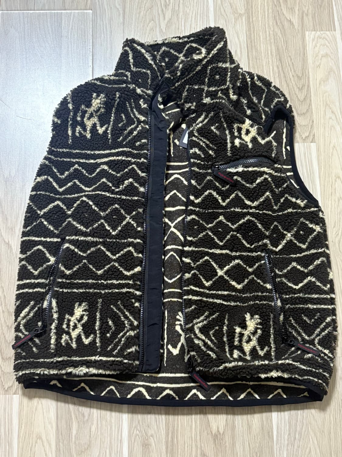 그라미치디스이즈네버댓 콜라보 후리스조끼 상품이미지1