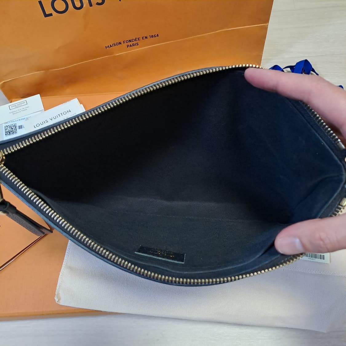 [정품/영수증풀세트] 루이비통 모노그램 앙프렝뜨 블랙 클러치 상품이미지9