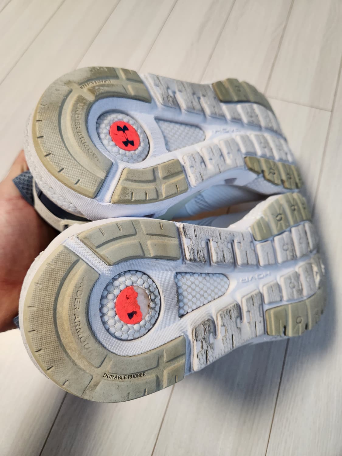 언더아머 운동화 HOVR 메가 MVMNT 신발_T 3023594-104  상품이미지6