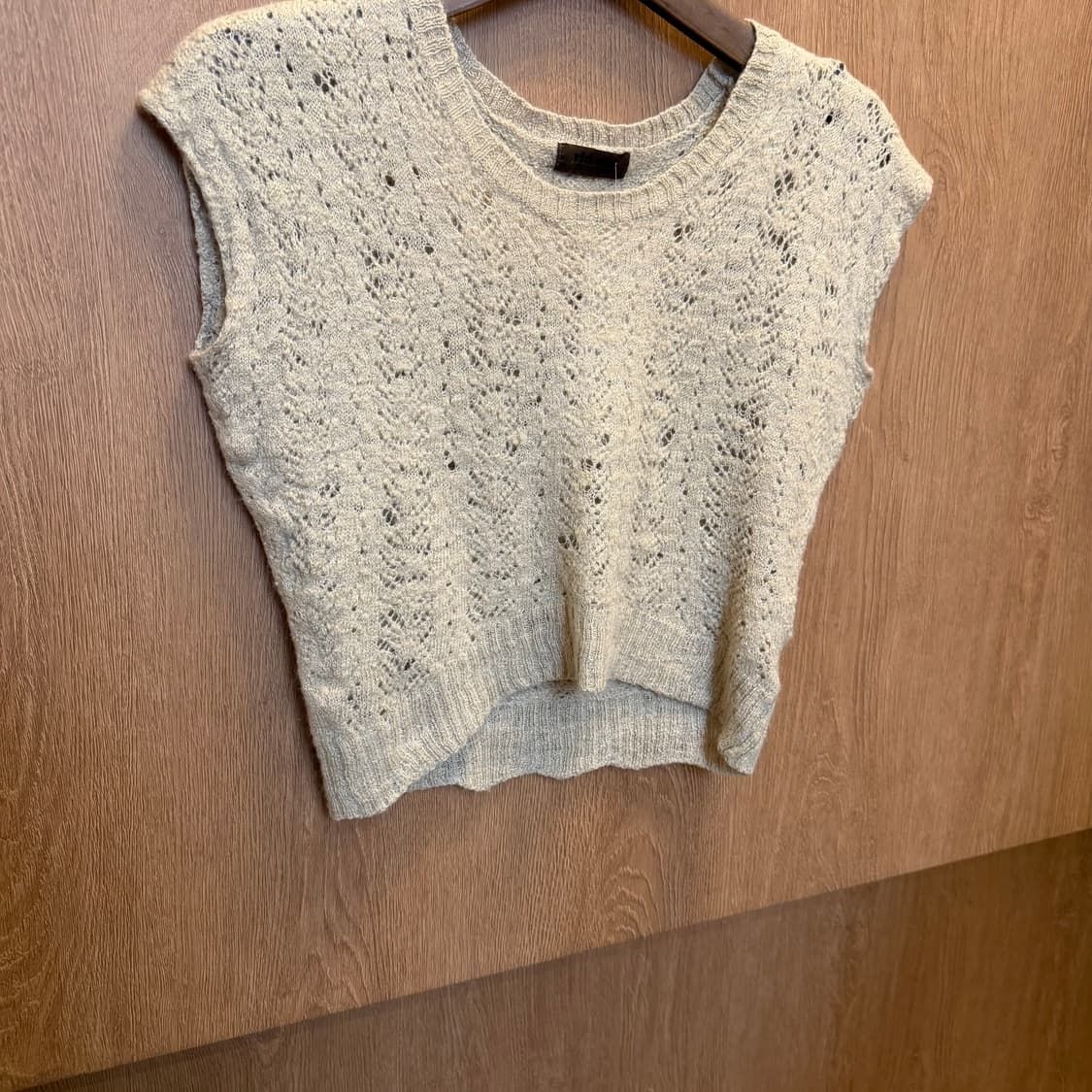 빈티지 라운드넥 슬리브리스 니트 베스트 펀칭 디테일 베이지 상품이미지4