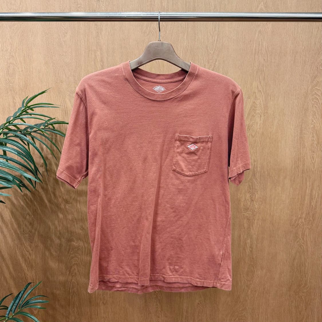 단톤 반팔 티셔츠 라운드넥 로고 자수 싱글 포켓 디테일 와인 브라운 상품이미지1